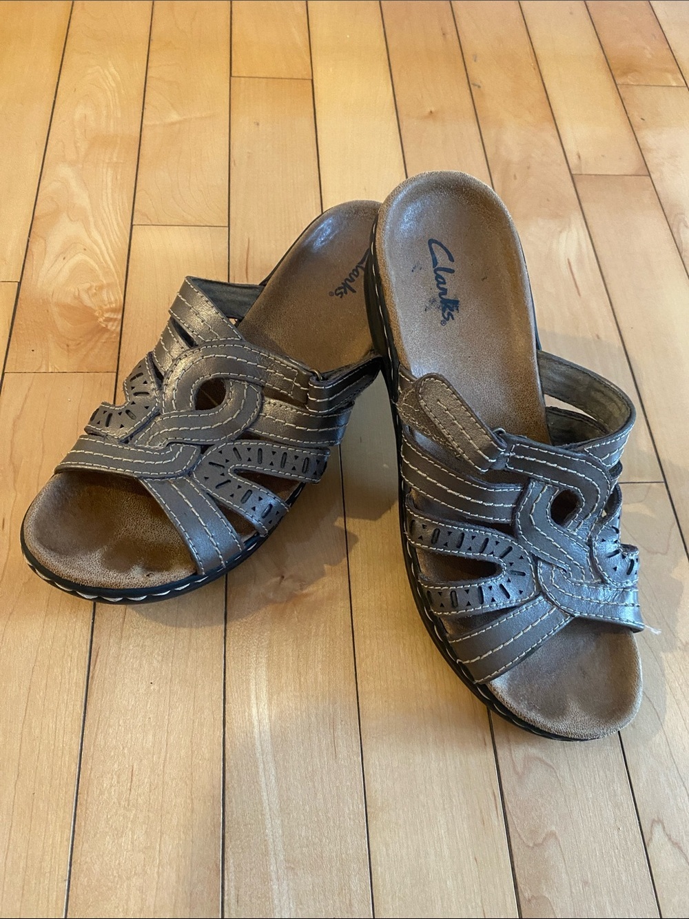 Clarks Women's Pewter Leather Cove
Slip-On Clog Sandals Size 7.5